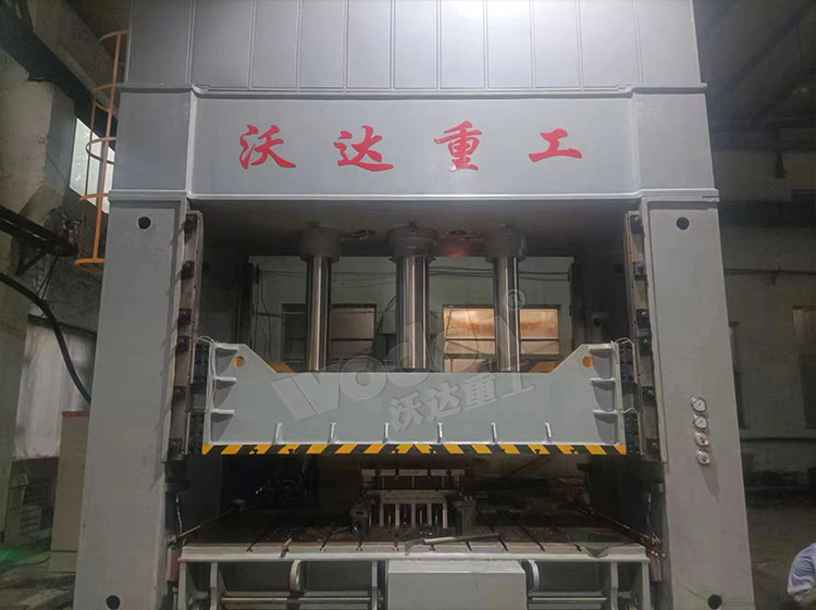 630噸框架式液壓機客戶(hù)現場(chǎng)